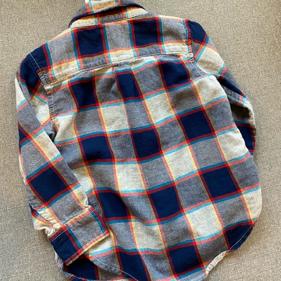 2 Gap button down shirts - Picture 4 of 7